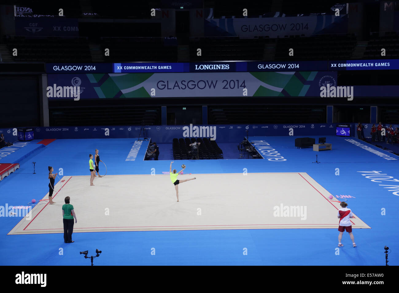 SSE Hydro, Glasgow, Schottland, Großbritannien, Dienstag, Juli 2014. Mitglieder der Rhythmischen Gymnastikteams des Teams England und des Teams Wales trainieren am Wettkampfort Stockfoto