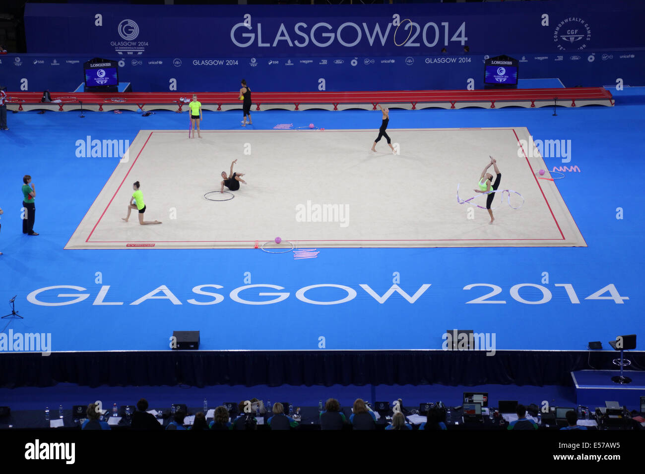 SSE Hydro, Glasgow, Schottland, Großbritannien, Dienstag, Juli 2014. Mitglieder der Rhythmischen Gymnastikteams des Teams England und des Teams Wales trainieren am Wettkampfort Stockfoto