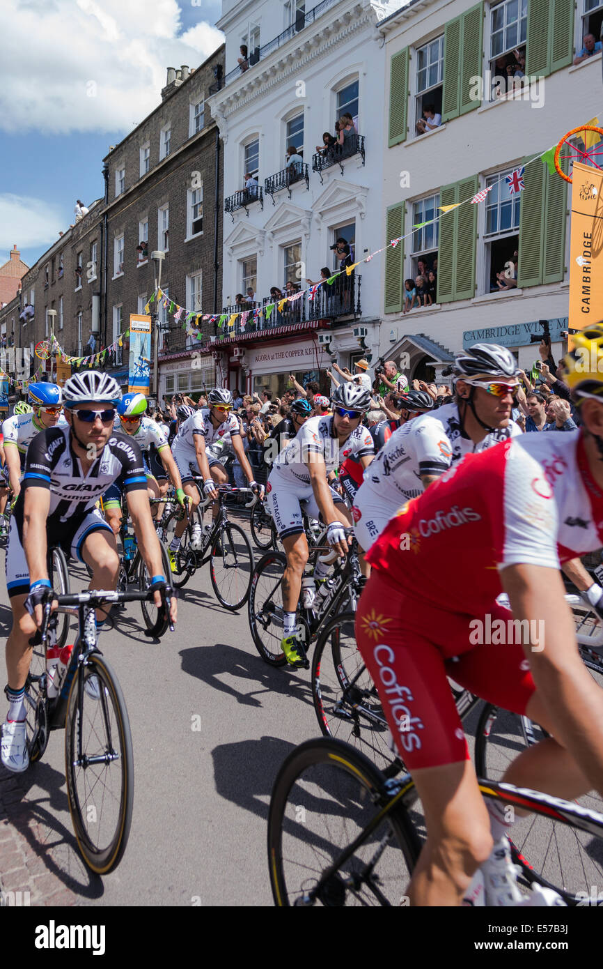 Das Peloton der Tour de France kommt durch Cambridge Stockfoto
