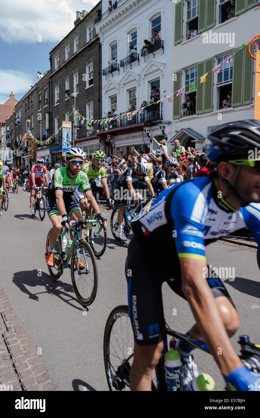 Das Peloton der Tour de France kommt durch Cambridge Stockfoto