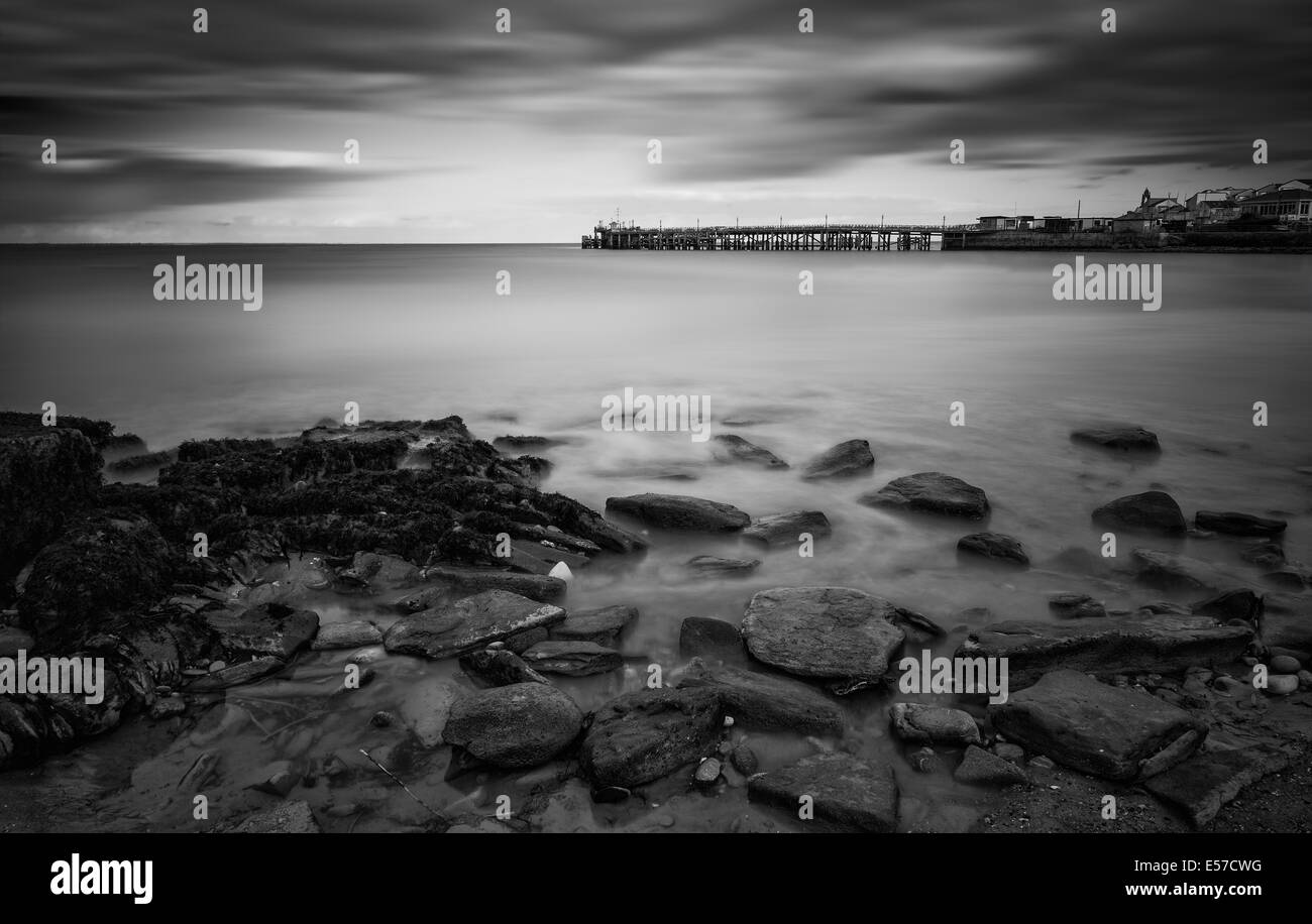 Langzeitbelichtung seelandschaft Landschaft während der dramatischen Sonnenuntergang in schwarz / weiß Stockfoto