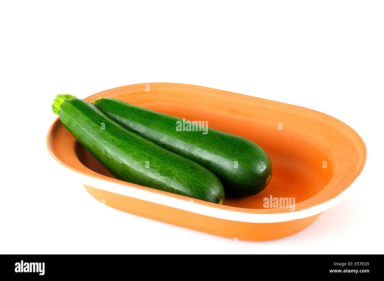 Tontopf mit zwei zucchini Stockfoto