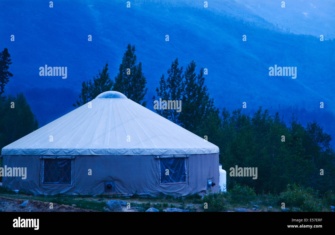Ein Zelt in der Wildnis der Knik River, Alaska an einem kalten, blauen Nacht Stockfoto