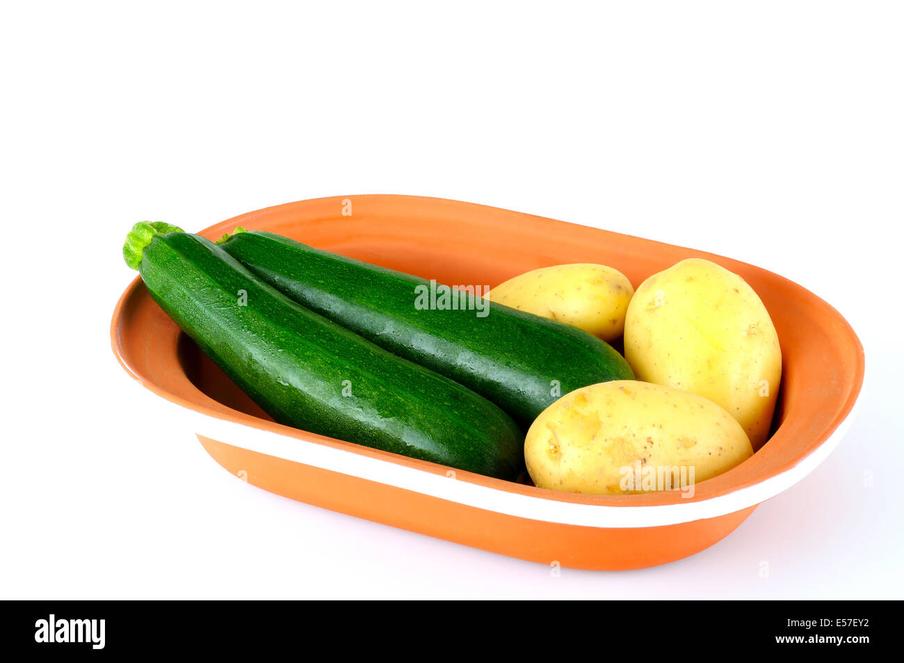 Tontopf mit frischem Gemüse Stockfoto