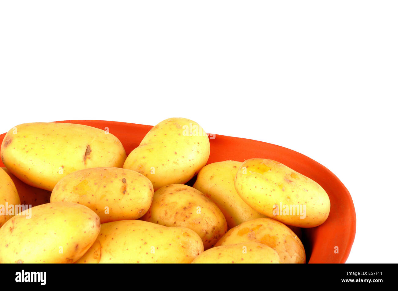 Kartoffeln in einer Töpferei - isoliert auf weiss Stockfoto