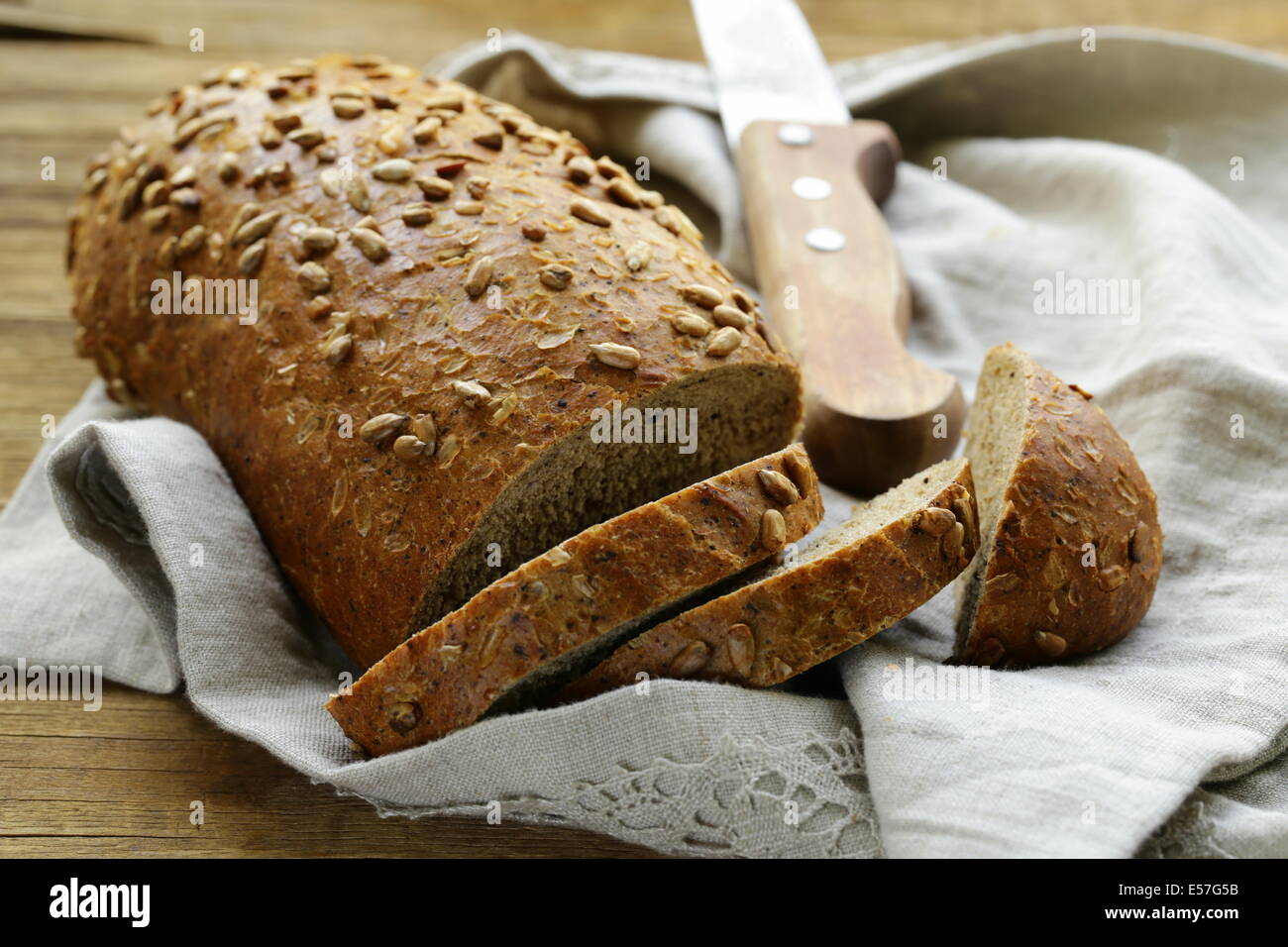 Laib Roggenbrot mit Sonnenblumenkernen Stockfotografie - Alamy