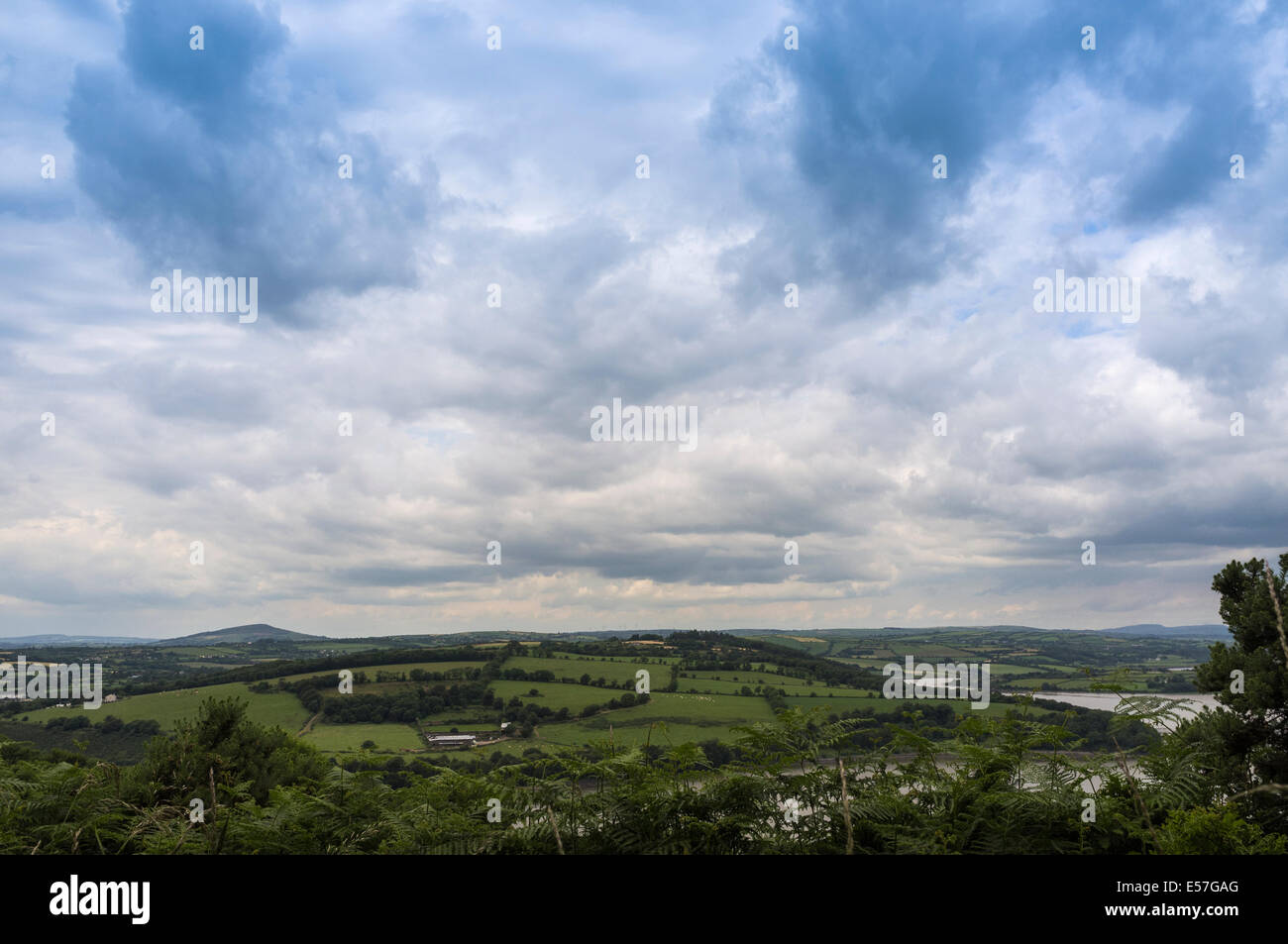 Bedecktem Himmel im Sommer gesehen vom Minaun Hügel im Bereich Faithlegg County Waterford, Irland. Stockfoto