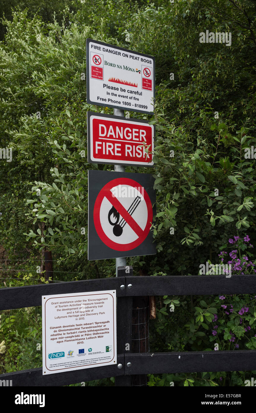 Schilder Warnung vor der Gefahr des Feuers auf das Moor an Lullymore, Rathangan, Kildare, Irland. Stockfoto