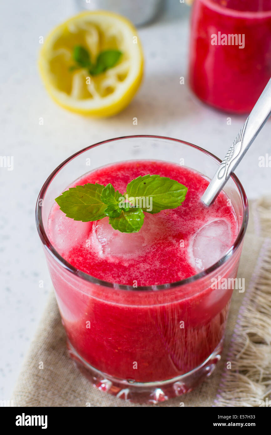 Saft aus frischen Himbeeren mit Eis trinken Stockfoto