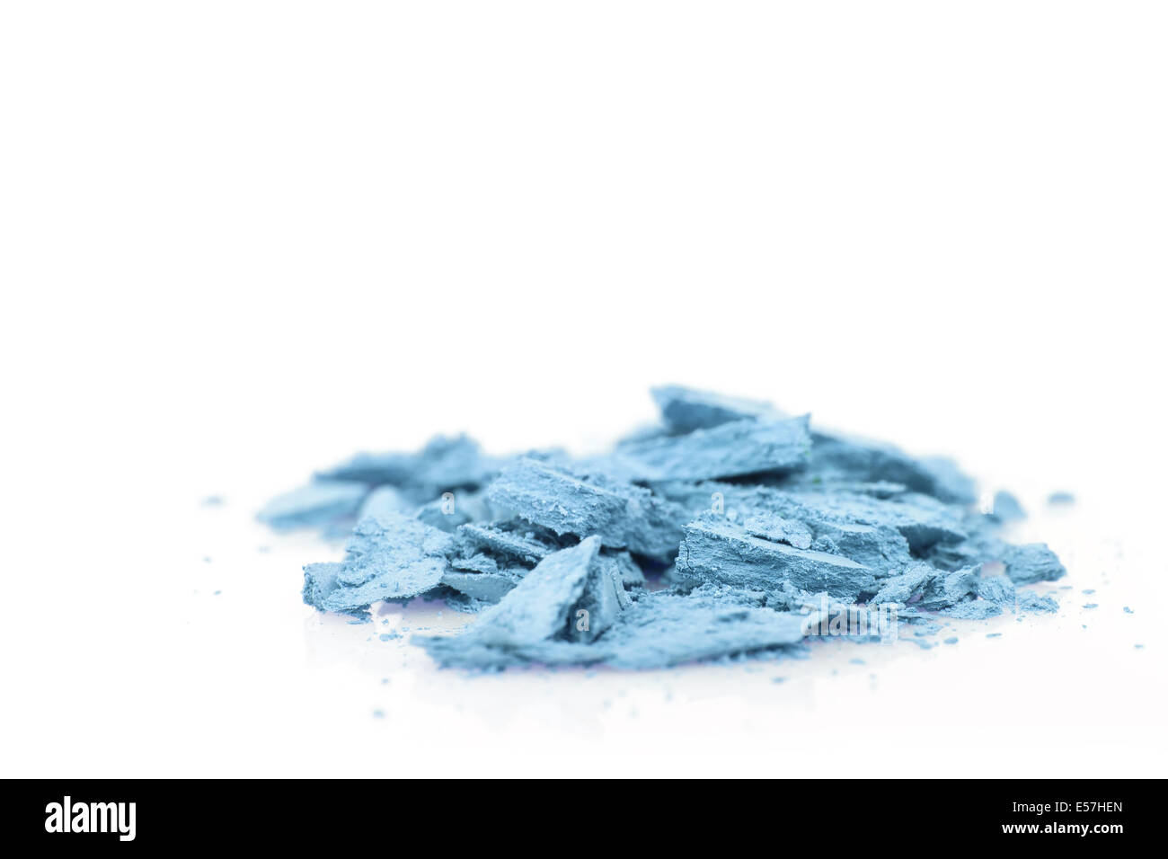 Zerkleinerte Lidschatten auf weiß. Beauty-Konzept Stockfoto