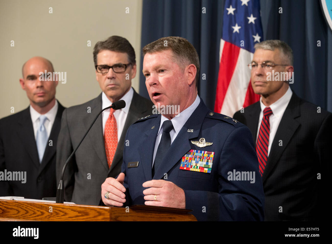 Austin, Texas, USA. 21. Juli 2014.  National Guard General John Nichols spricht als texanischen Gouverneur Rick Perry, l, kündigt Entsendung von bis zu 1.000 Soldaten der Nationalgarde entlang der Grenze zu Texas-Mexiko, US Border Patrol bei der illegalen Einwanderung zu stoppen. Texas hat eine riesige Spitze in illegale Aktivitäten und Perry hat schlechte ansprechen der USGovernment kritisiert. Bildnachweis: Bob Dämmrich/Alamy Live-Nachrichten Stockfoto