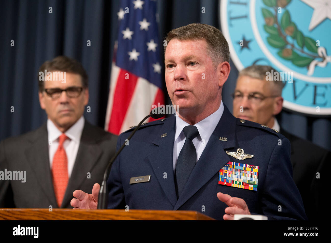Austin, Texas, USA. 21. Juli 2014.  National Guard General John Nichols spricht als texanischen Gouverneur Rick Perry, l, kündigt Entsendung von bis zu 1.000 Soldaten der Nationalgarde entlang der Grenze zu Texas-Mexiko, US Border Patrol bei der illegalen Einwanderung zu stoppen. Texas hat eine riesige Spitze in illegale Aktivitäten und Perry hat schlechte ansprechen der USGovernment kritisiert. Bildnachweis: Bob Dämmrich/Alamy Live-Nachrichten Stockfoto