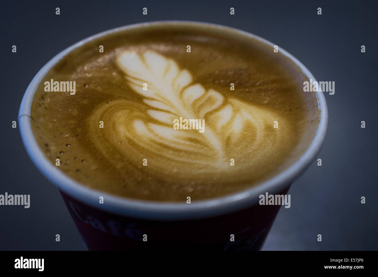 Cappuccino Kaffee im Pappbecher zum mitnehmen. Stockfoto