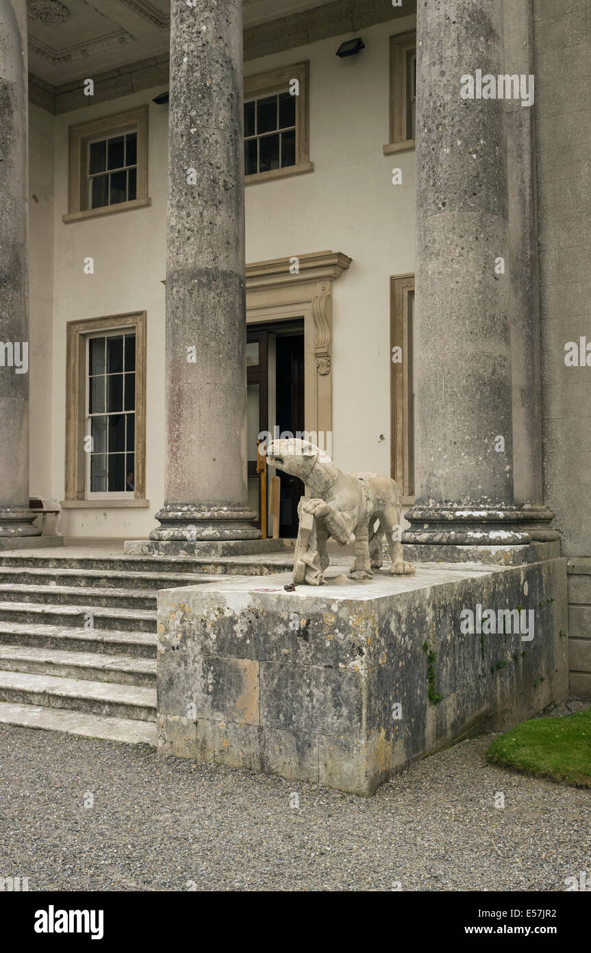 Löwen-Statuen am Eingang zum Emo Court House in der Grafschaft Kildare. Das Haus wurde von James Gandon für der erste Earl of entworfen. Stockfoto