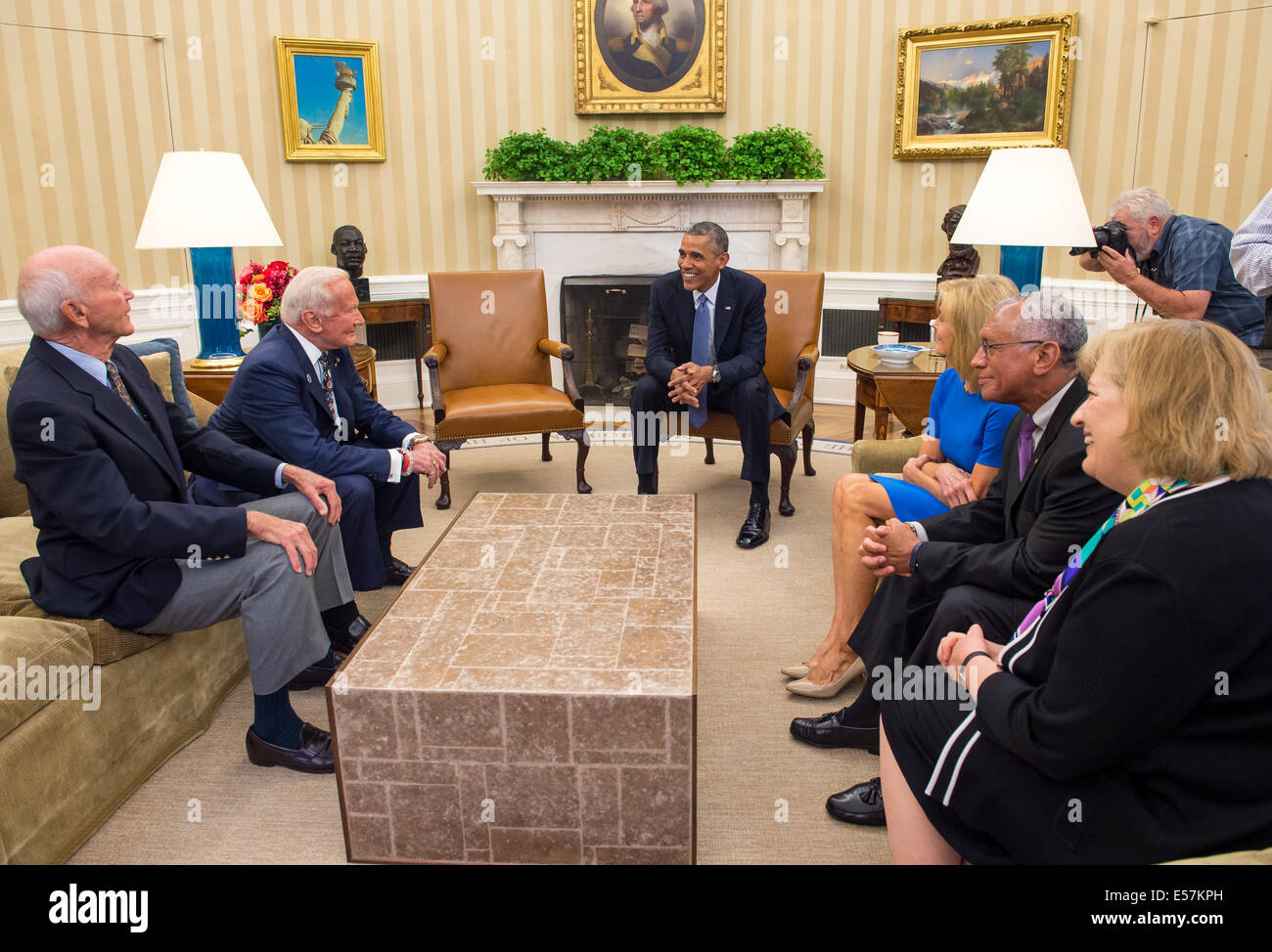 Washington, D.C., USA. 22. Juli 2014. US-Präsident Barack Obama trifft sich mit Apollo 11 Astronauten Michael Collins, sitzt links, Buzz Aldrin, Carol Armstrong, Witwe von Kommandant von Apollo 11, Neil Armstrong, NASA-Administrator Charles Bolden und Patricia Falcone, OPNT Associate Director for National Security & International Affairs, ganz rechts, im Oval Office des weißen Hauses 22. Juli 2014 in Washington, DC. Obama begrüßte die Astronauten auf der 45. Jubiläumswoche die Apollo 11 Mondlandung. Bildnachweis: Planetpix/Alamy Live-Nachrichten Stockfoto