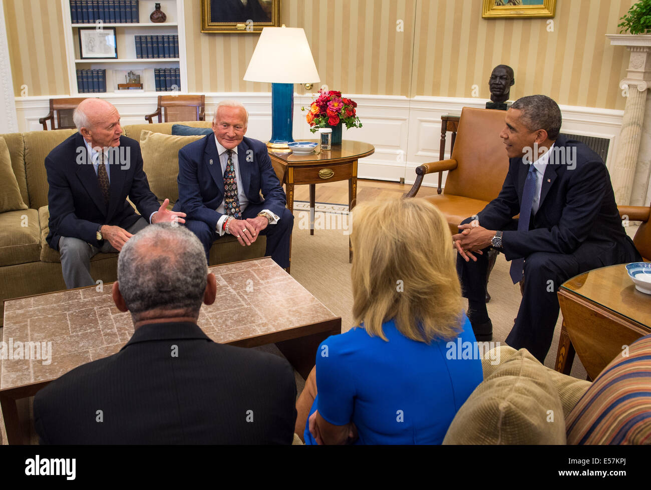 Washington, D.C., USA. 22. Juli 2014. US-Präsident Barack Obama trifft sich mit Apollo 11 Astronauten Michael Collins, sitzt links, Buzz Aldrin, Carol Armstrong, Witwe von Kommandant von Apollo 11, Neil Armstrong, NASA-Administrator Charles Bolden und Patricia Falcone, OPNT Associate Director for National Security & International Affairs, ganz rechts, im Oval Office des weißen Hauses 22. Juli 2014 in Washington, DC. Obama begrüßte die Astronauten auf der 45. Jubiläumswoche die Apollo 11 Mondlandung. Bildnachweis: Planetpix/Alamy Live-Nachrichten Stockfoto