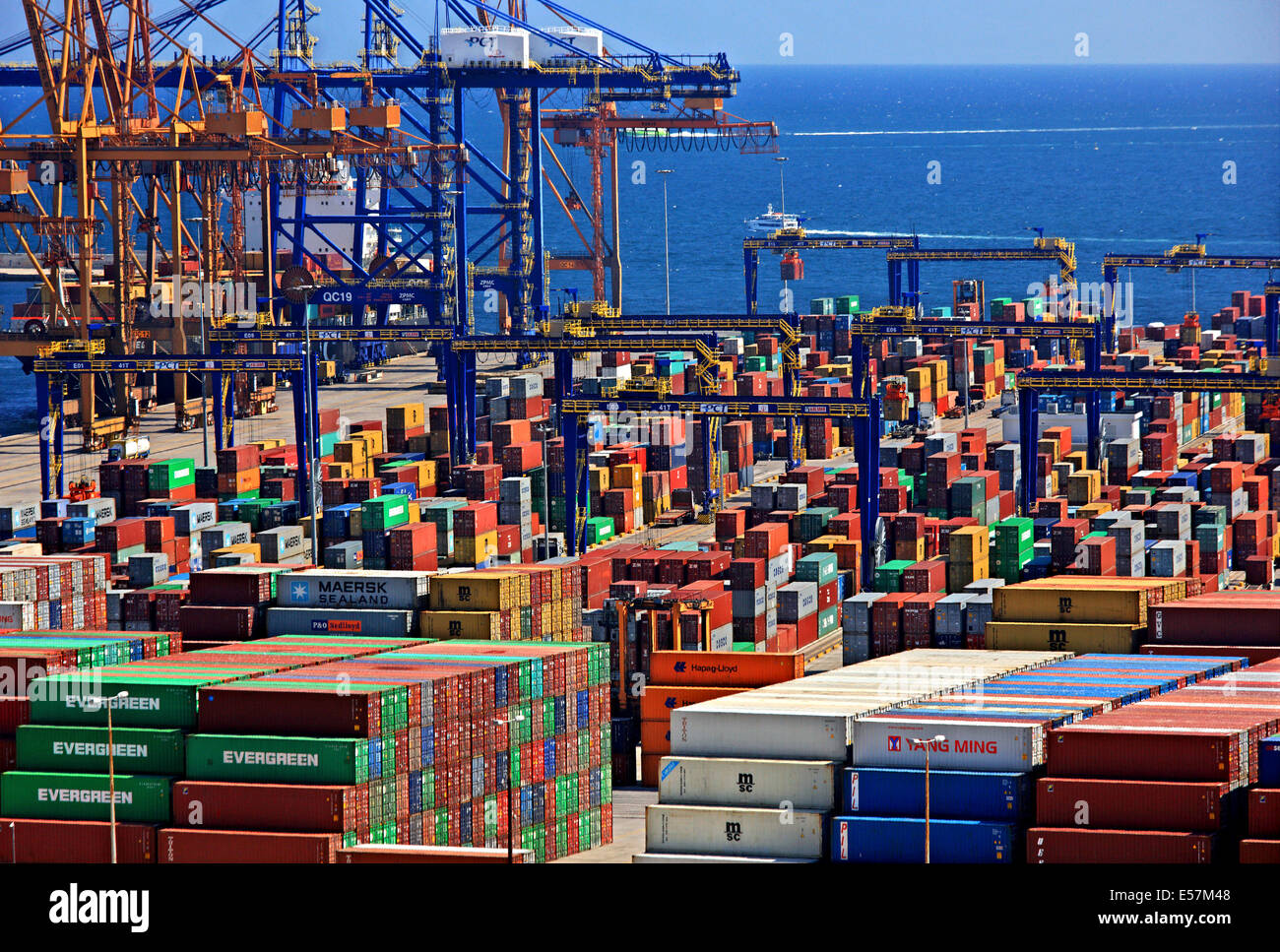 Die Container-Terminal in Perama, Piräus, Neo Ikonio, Attika, Griechenland. Stockfoto
