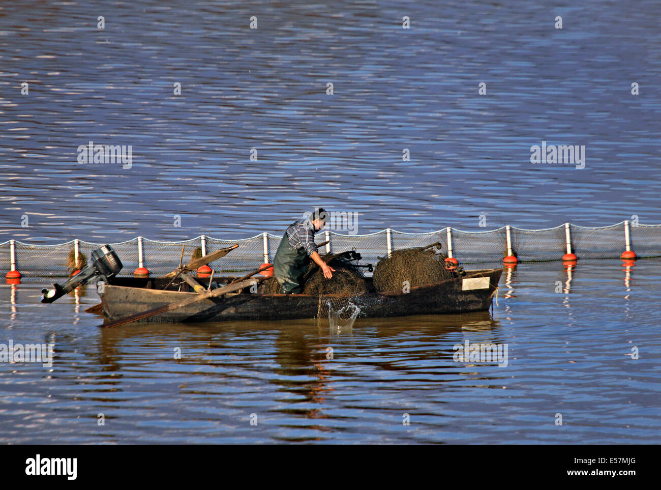 Fischer im kleinen Hafen von Kerkini Village, Kerkini-See, Serres, Mazedonien, Griechenland. Stockfoto