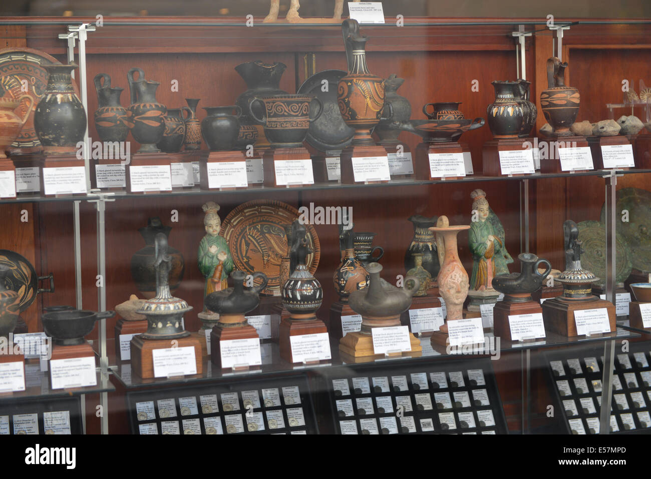 Klassische griechische römische Vasen Collectibles in einem Geschäft in der Nähe des British Museum in London. Stockfoto