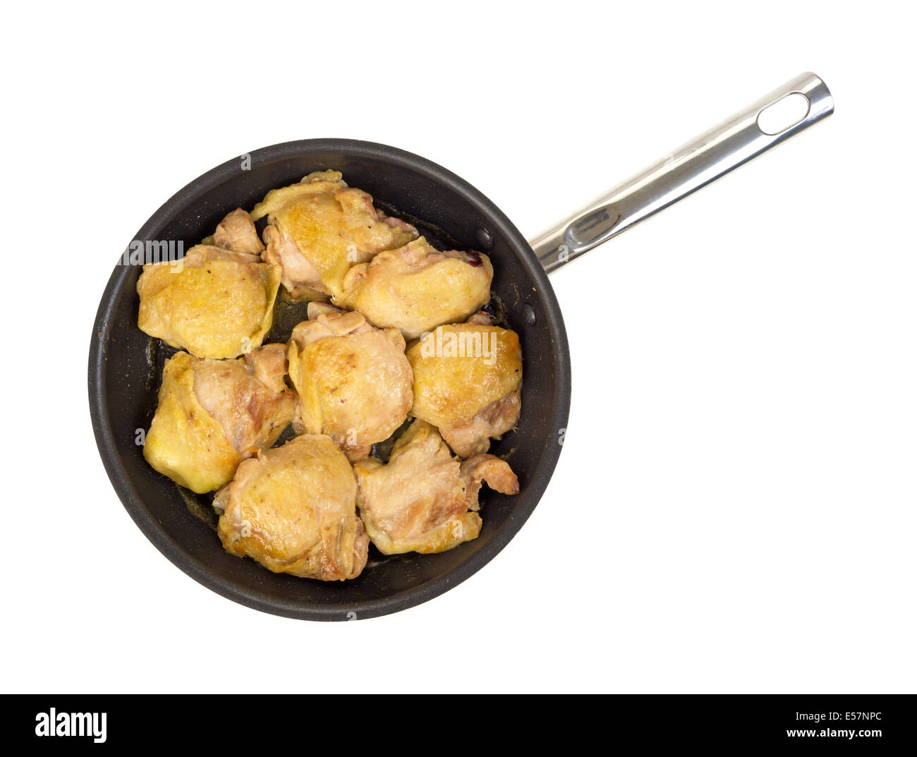 Draufsicht der gekochten Hähnchenschenkel in einer großen Pfanne auf einem weißen Hintergrund. Stockfoto