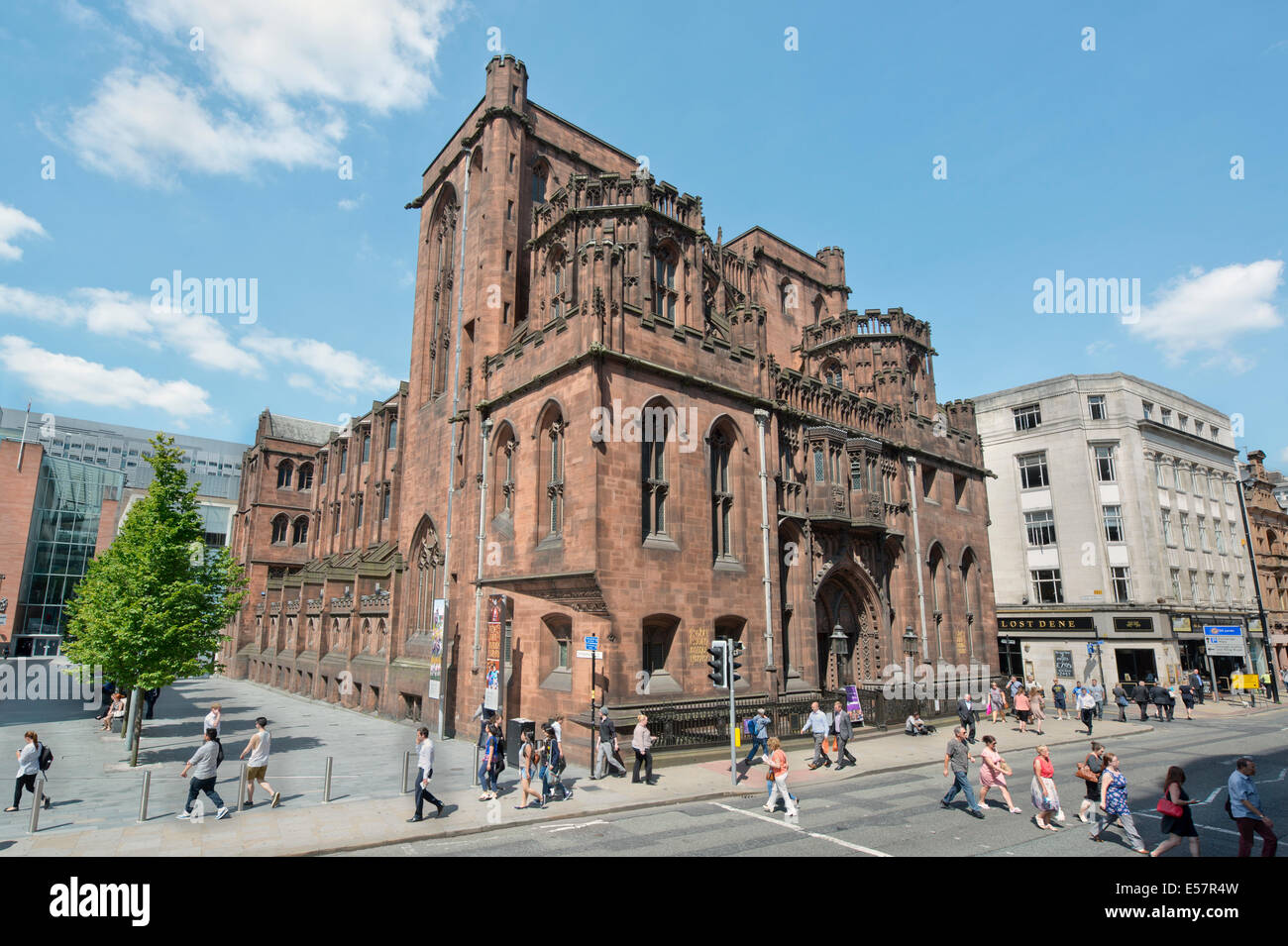 Der historische späten viktorianischen neogotischen John Rylands Library aufbauend auf Deansgate in Manchester im Jahr 1900 eröffnet. Stockfoto