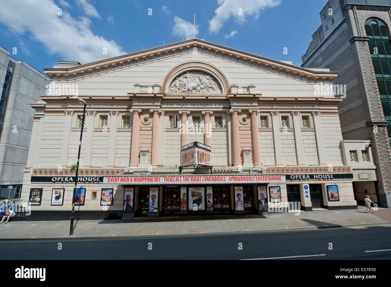 Das Opernhaus Theater an der Quay Street in Manchester, aufgenommen an einem sonnigen Tag im Sommer. Stockfoto