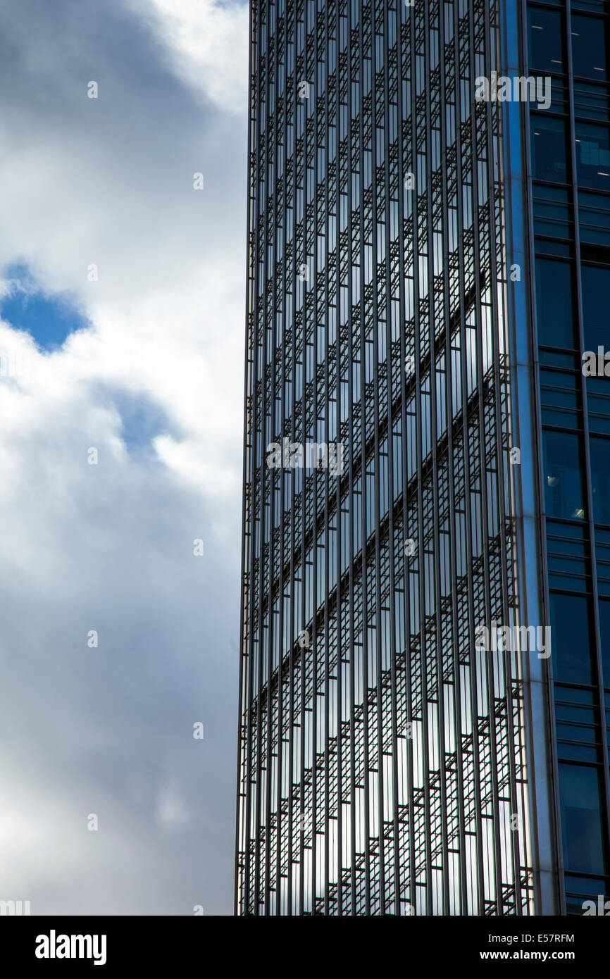London, England - Canary Wharf, 25 Bank Street - Detail der modernen, zeitgenössischen Architektur Stockfoto