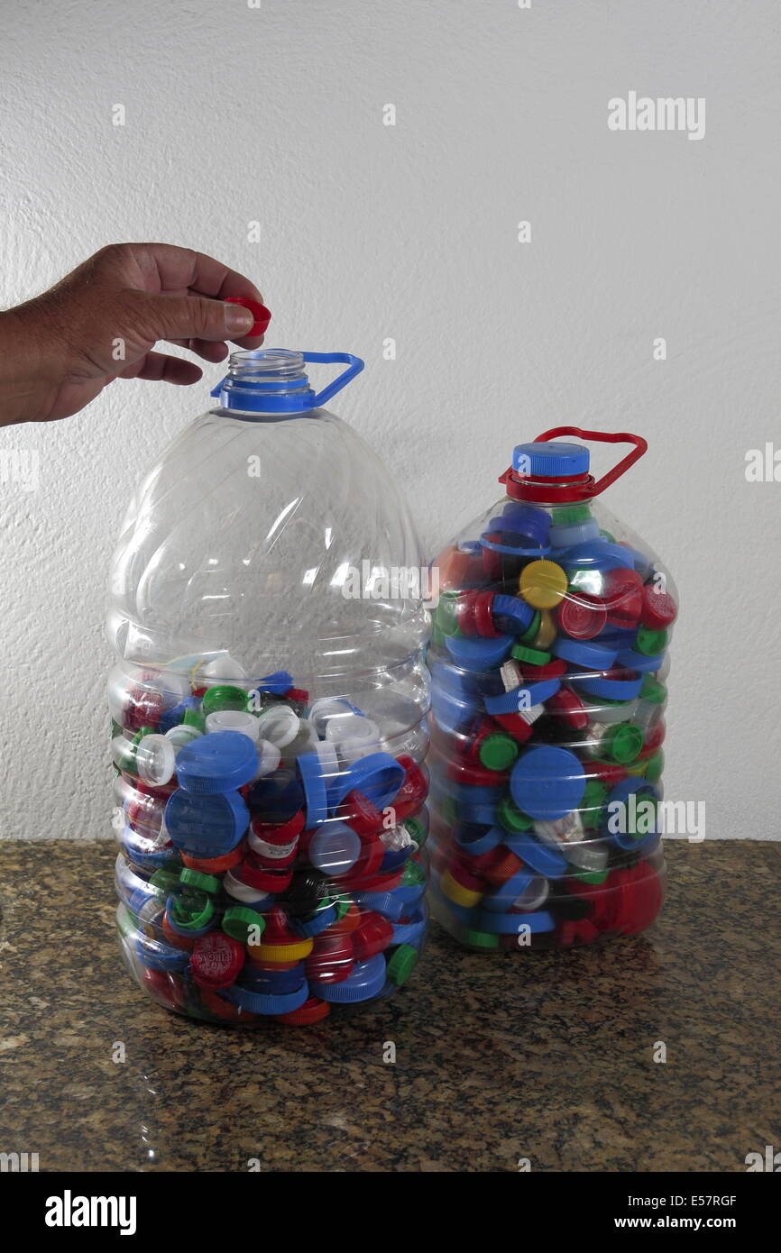 Eine Auflistung von Flaschendeckeln bereit für Spende für einen wohltätigen Zweck. Stockfoto