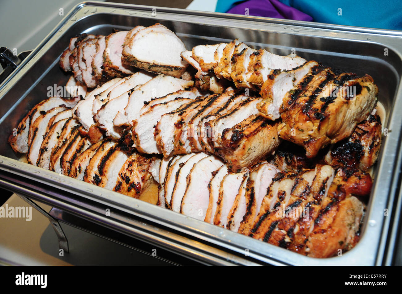 Caterer brachte einige leckere Hähnchen für die Hochzeit Abendessen vom Buffet. Stockfoto