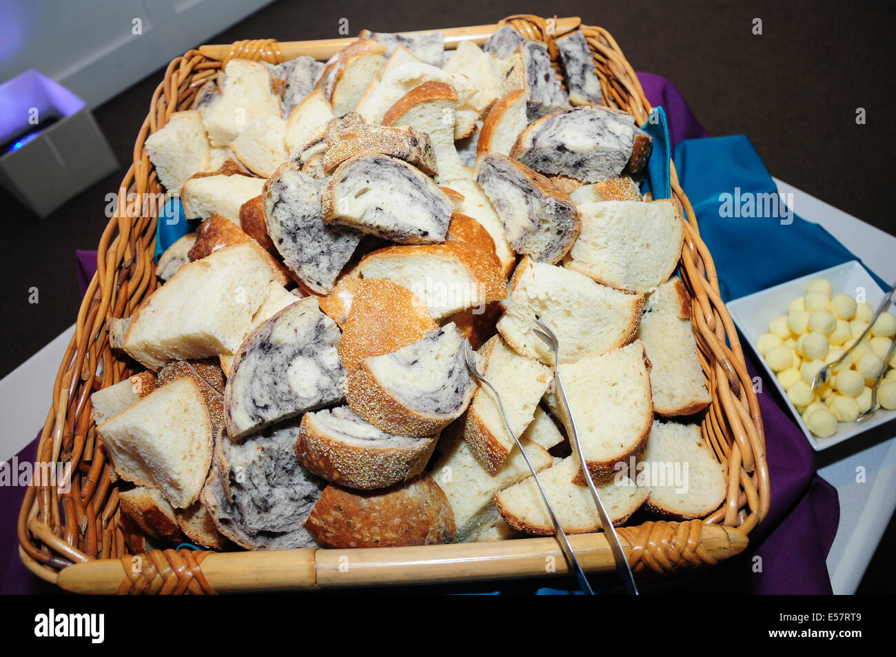 Caterer brachte einen leckeres Brotkorb für die Hochzeit-buffet Stockfoto
