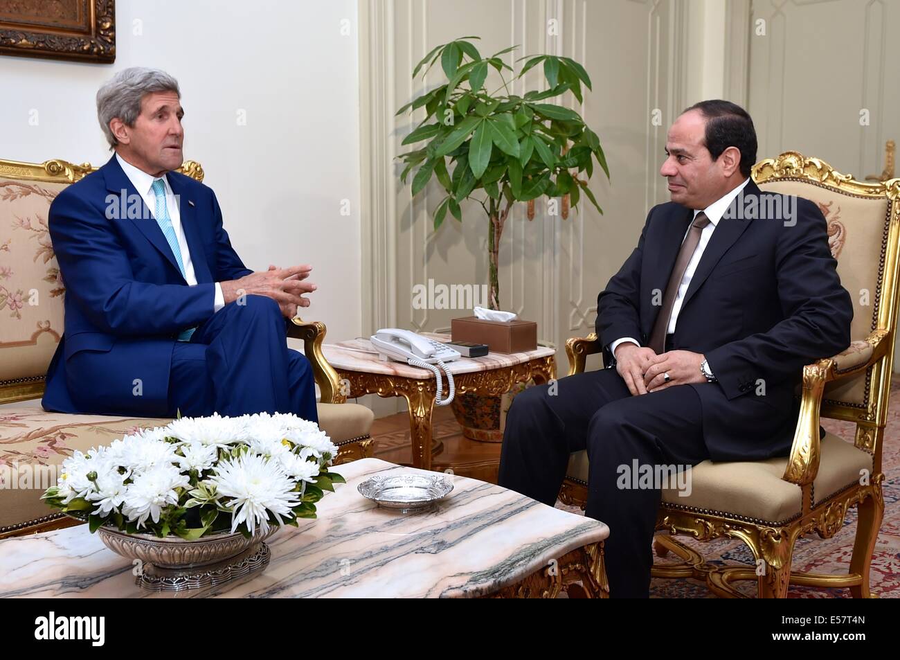 Kairo, Ägypten. 22. Juli 2014. US-Außenminister John Kerry trifft sich mit der ägyptische Präsident Abdel Fattah al-Sisi, einen möglichen Waffenstillstand zwischen Israel und der Hamas Kräften kämpfen im Gazastreifen am Präsidentenpalast 22. Juli 2014 in Kairo zu diskutieren. Bildnachweis: Planetpix/Alamy Live-Nachrichten Stockfoto