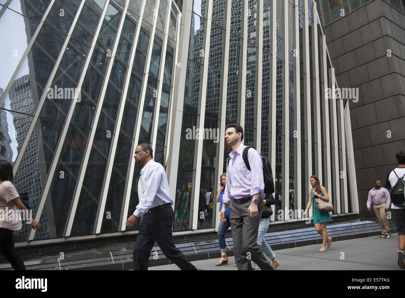 Gehsteig entlang E. 42nd Street in Manhattan, New York City. Stockfoto