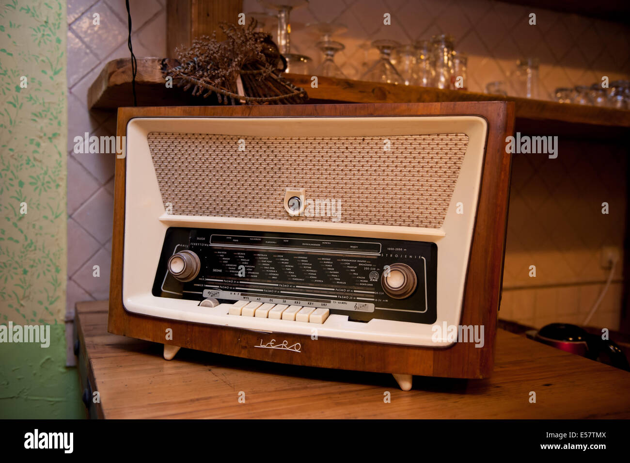 Alte retro wooden Radio Gerät im Regal Stockfoto