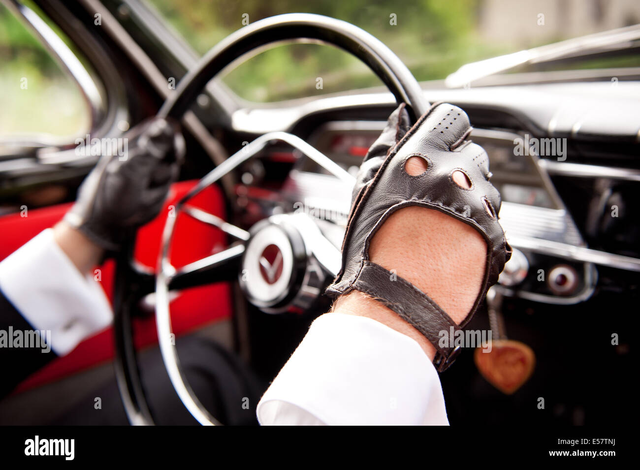 Auto lenkrad handschuhe -Fotos und -Bildmaterial in hoher Auflösung – Alamy