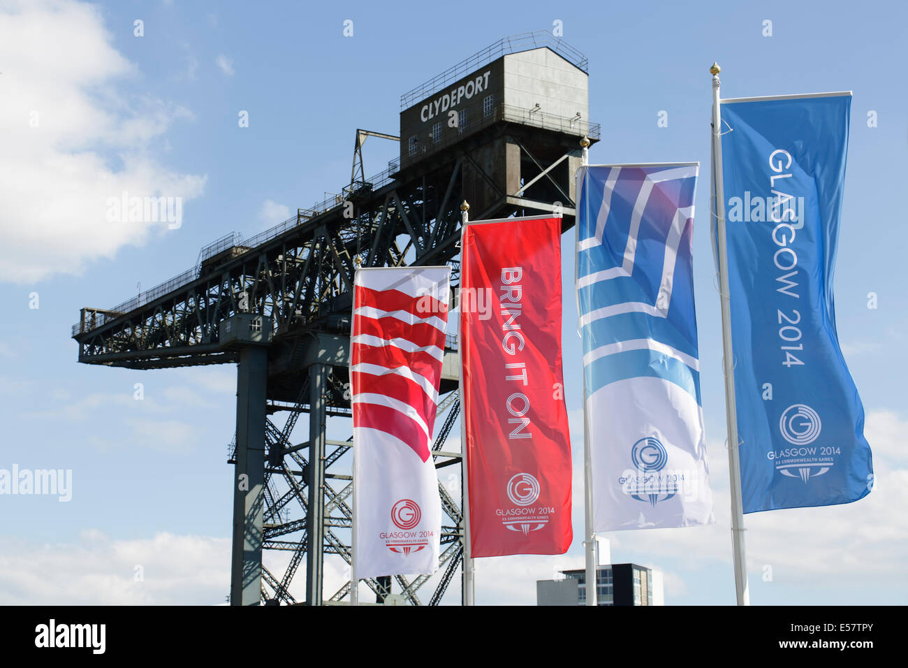 SECC Precinct, Glasgow, Schottland, Großbritannien, Dienstag, Juli 2014. Einen Tag bis zur Eröffnungszeremonie der Commonwealth Games 2014 in Glasgow warten die Spielstätten auf die Zuschauer und die Teilnehmer mit den hier gezeigten Spruchbändern und dem Finnieston Crane im Hintergrund Stockfoto