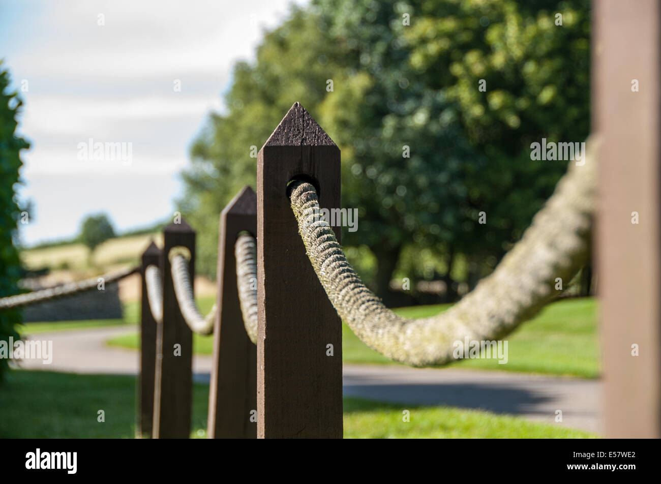 Paketschnur Zaun um einen Abschlag auf einem Golfplatz Cotswold Stockfoto