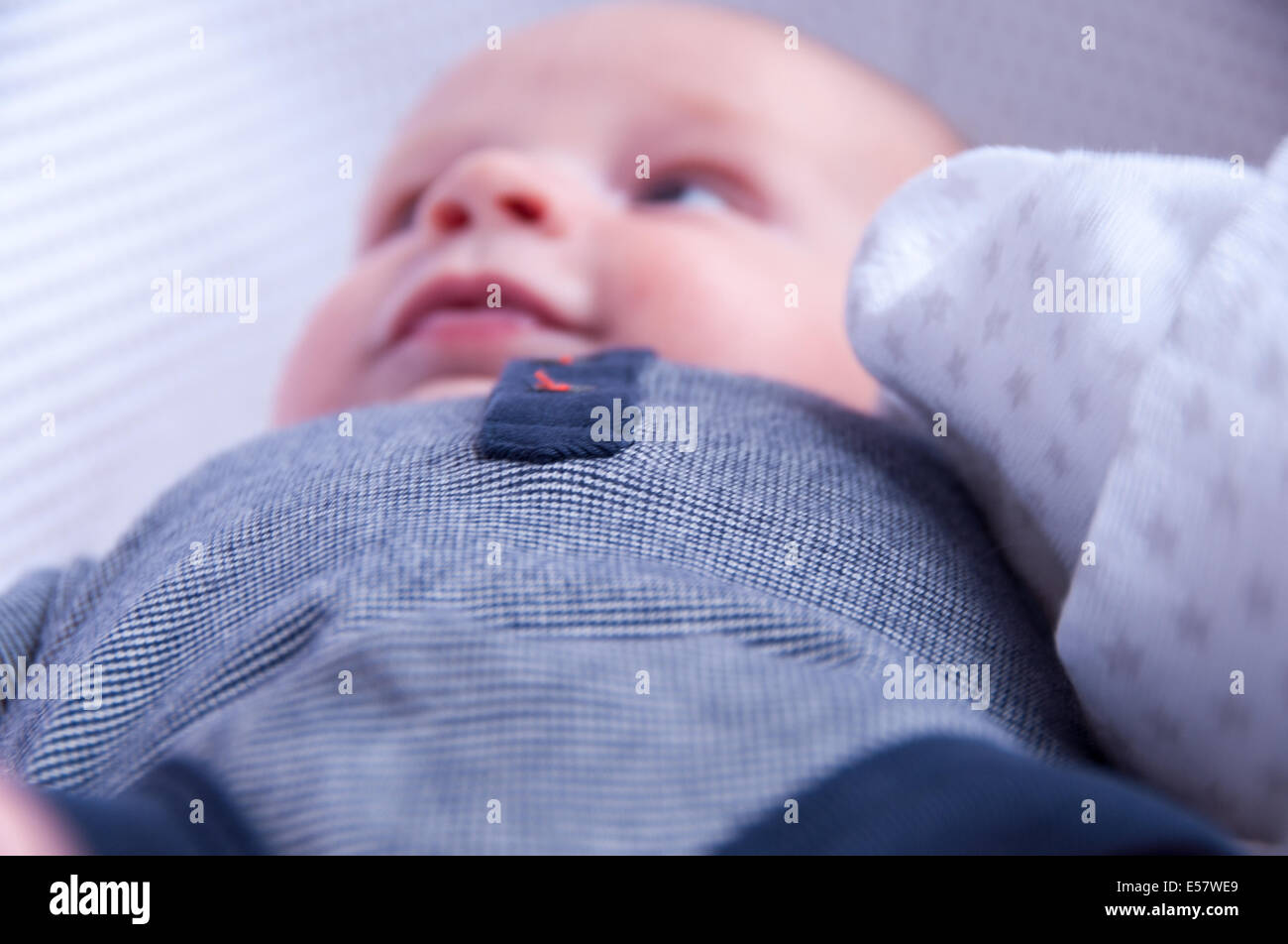 Baby gerade aufgewacht in seiner Baumschule Stockfoto