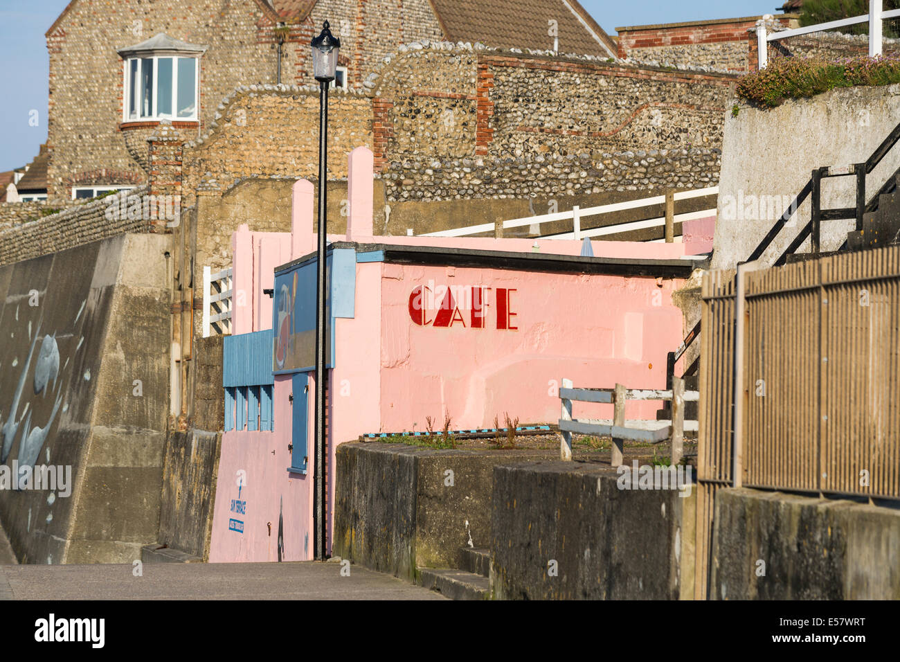 "Ellies am Strand Cafe", ein rosa Café auf der Promenade in Sheringham, einer Küstenstadt in Nord-Norfolk Stockfoto