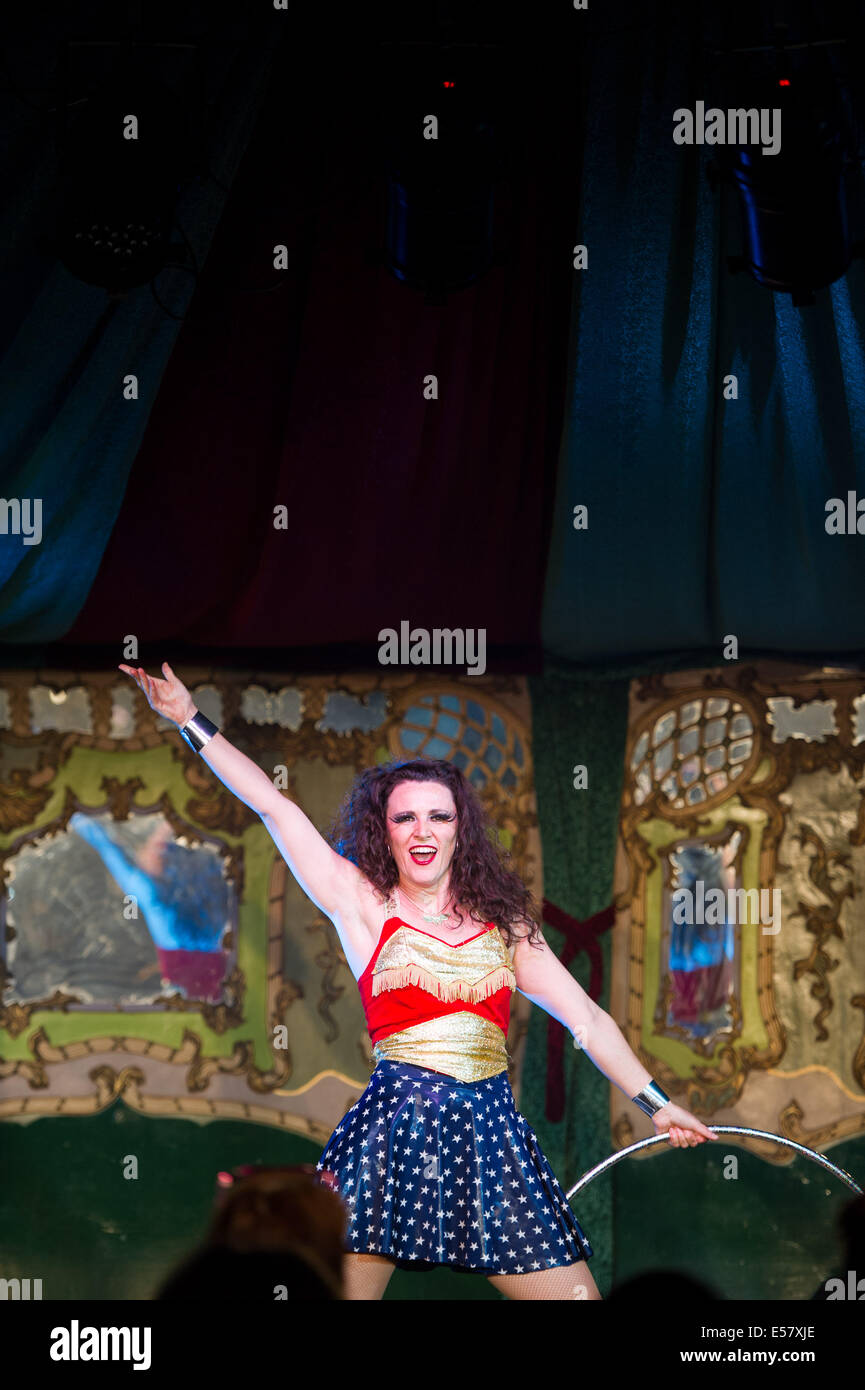 Kabarettist dabei eine Wonder Woman-Thema Hula Hoop Routine beim Blysh Festival in Cardiff - Juli 2014 Stockfoto