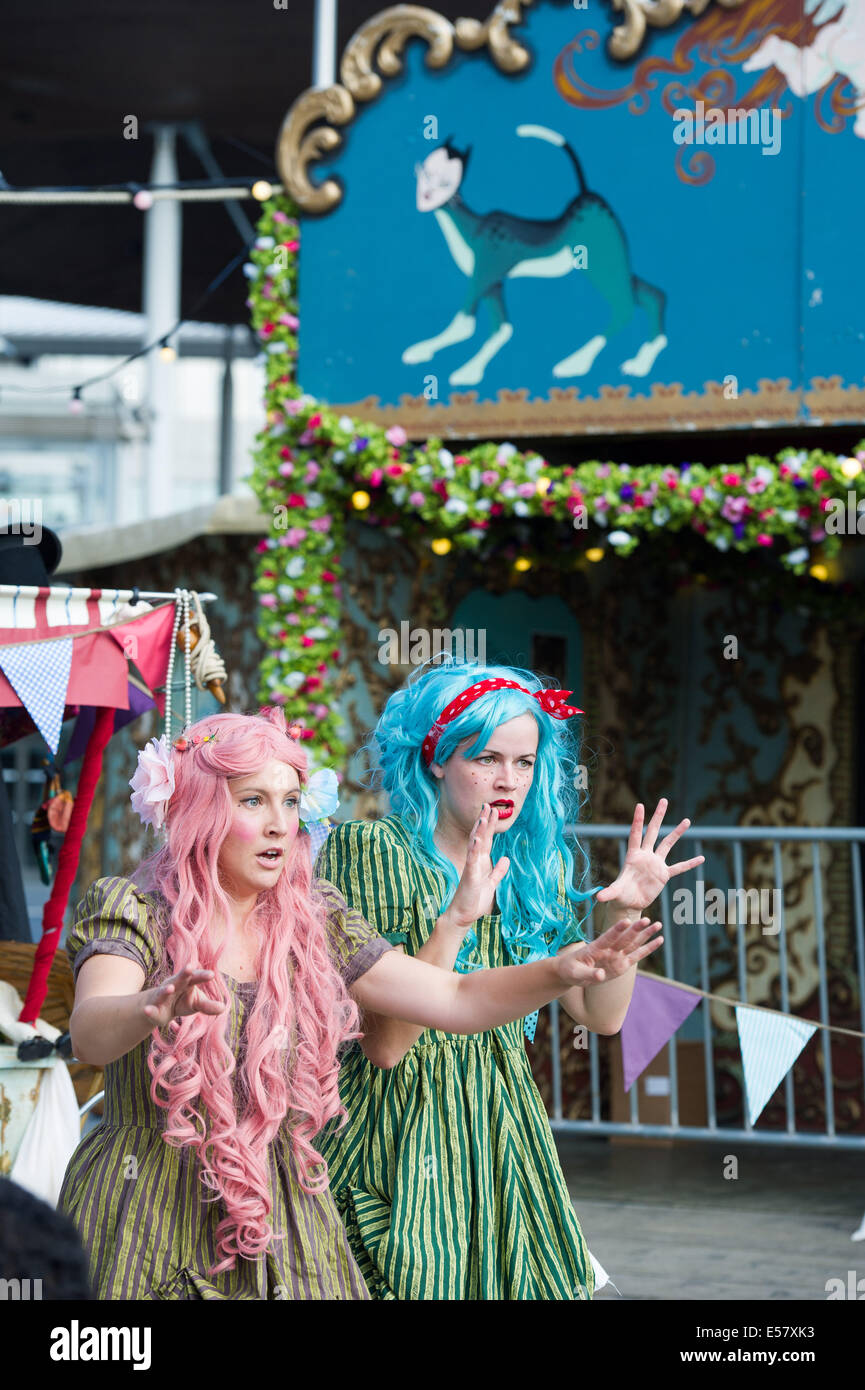 Flossy und Boo Curiosity Shop - ein Pop-up-Theateraufführung beim Blysh Festival in Cardiff Bay - Juli 2014 Stockfoto