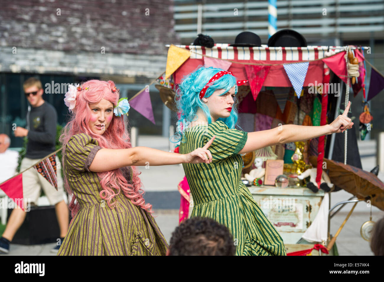 Flossy und Boo Curiosity Shop - ein Pop-up-Theateraufführung beim Blysh Festival in Cardiff Bay - Juli 2014 Stockfoto