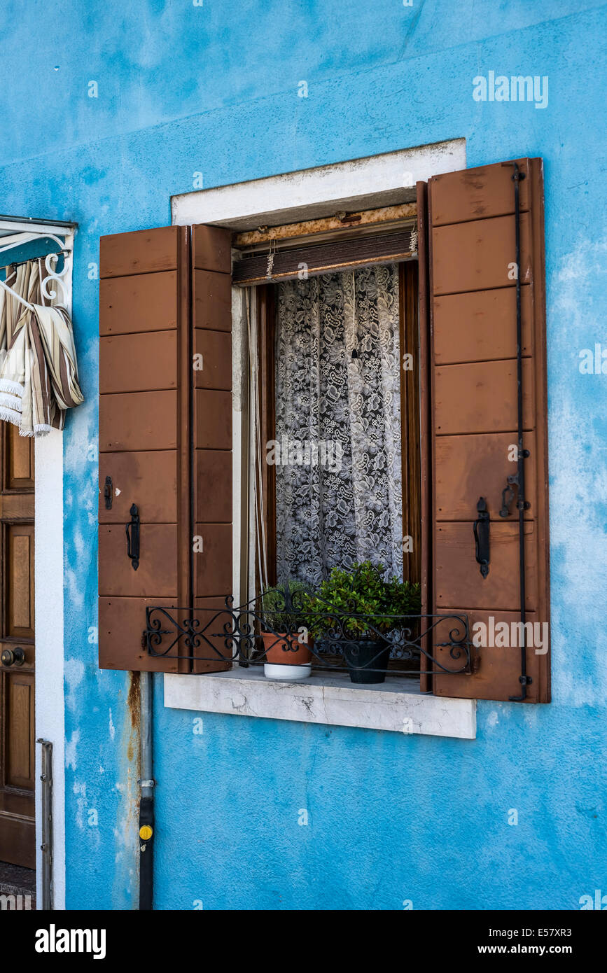 Fenster eines farbigen Hauses in Burano Stockfoto
