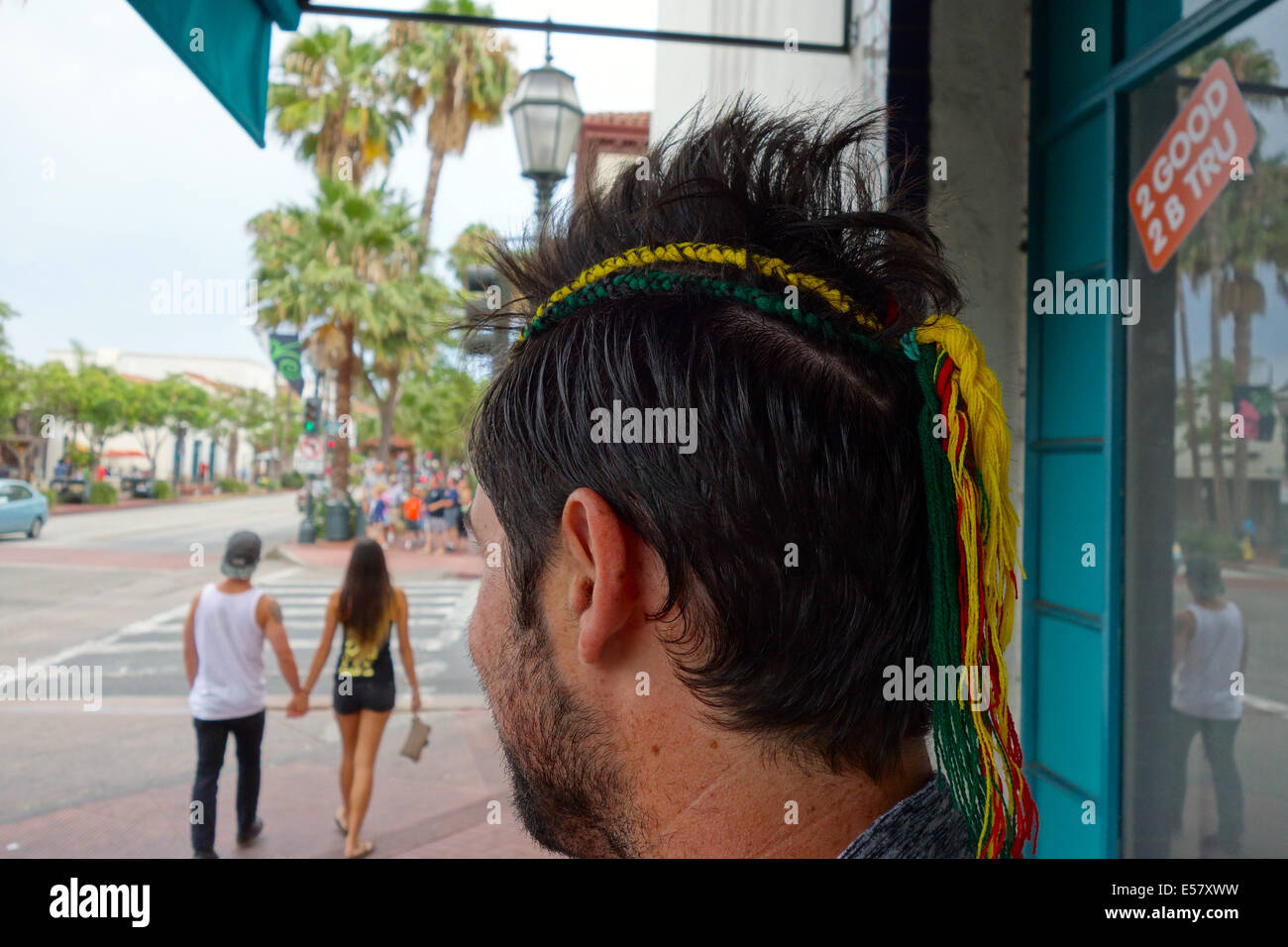 Mann mit bunten Zöpfe in seinem Haar auf der State Street, Santa Barbara, Kalifornien Stockfoto