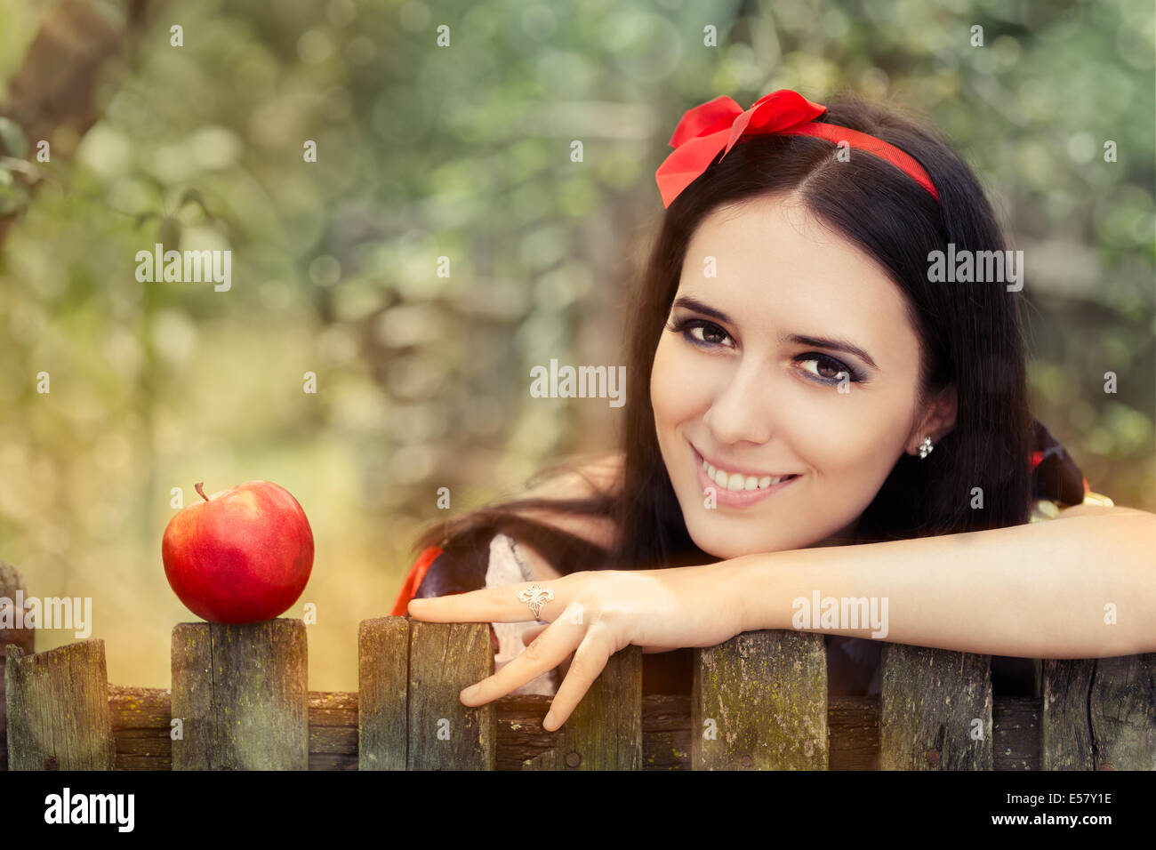 Schneewittchen Sie mit roten Apfel Märchen Portrait Stockfoto