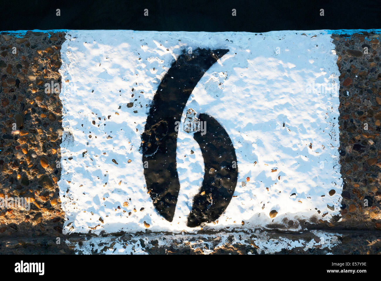 Nummer sechs, Schablone in schwarzer Farbe auf weiße Quadrat. Stockfoto