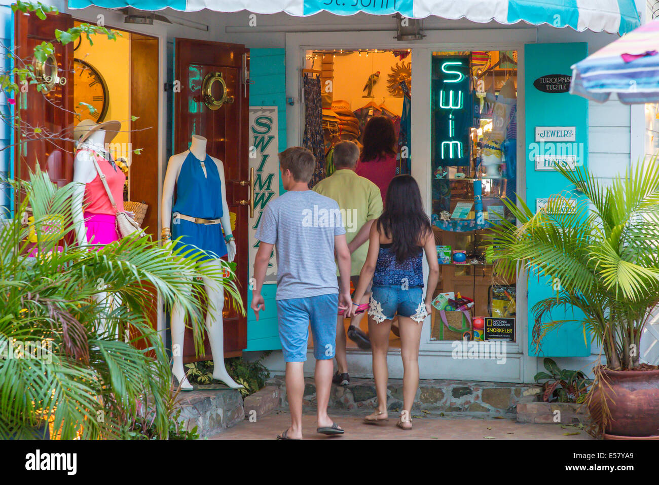 Einkaufen in Cruz Bay auf der Karibik-Insel St. John in den US Virgin Islands Stockfoto