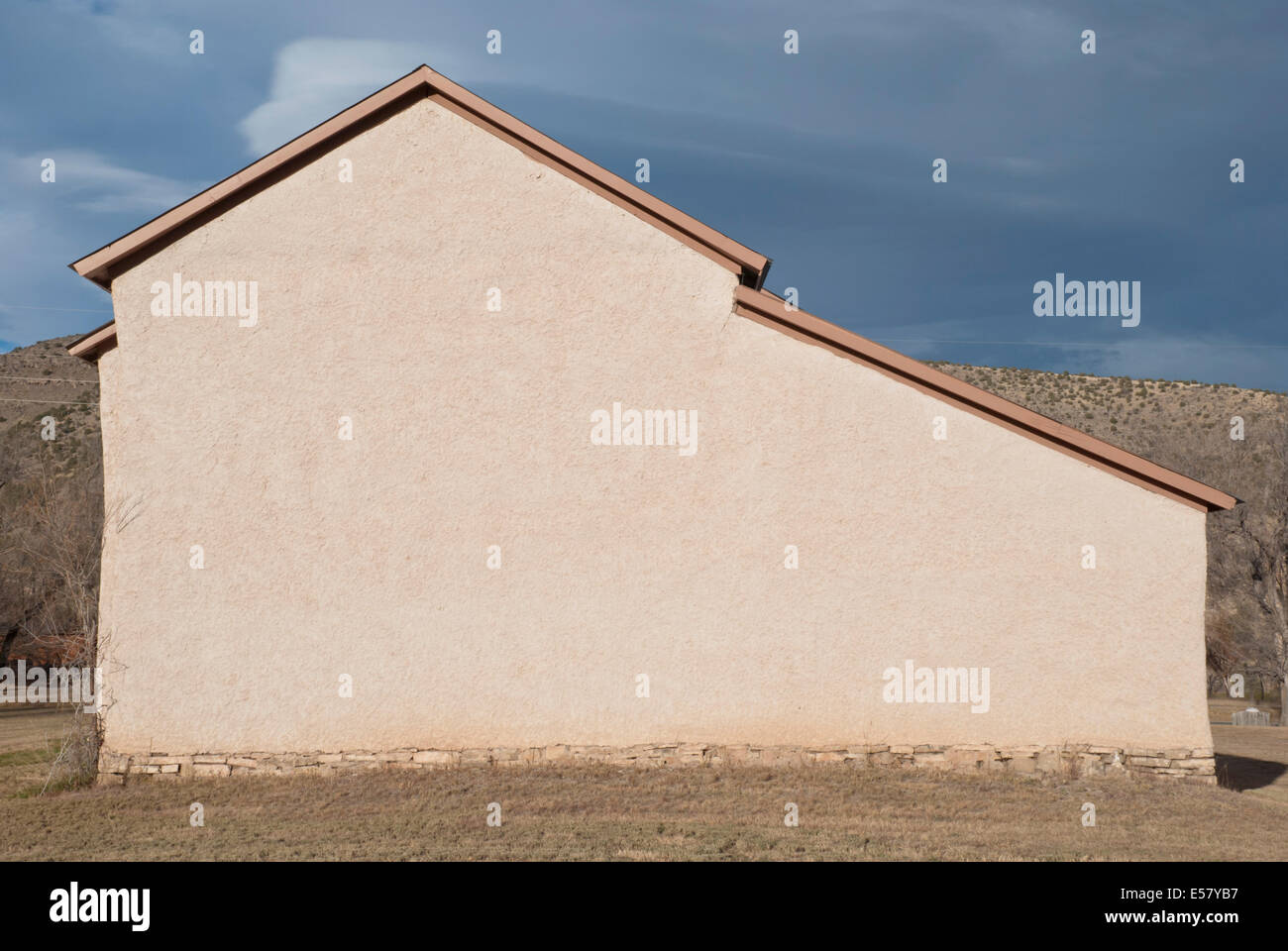 Die klaren Linien dieser historischen Kirche in Lincoln, sticht gegen die herannahenden Sturm. Stockfoto