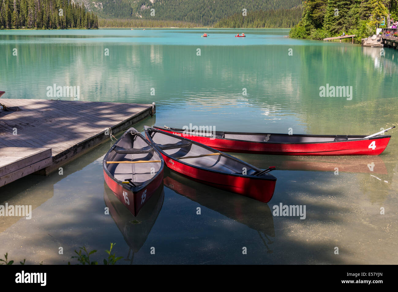 Kanufahren in Emerald Lake Stockfoto