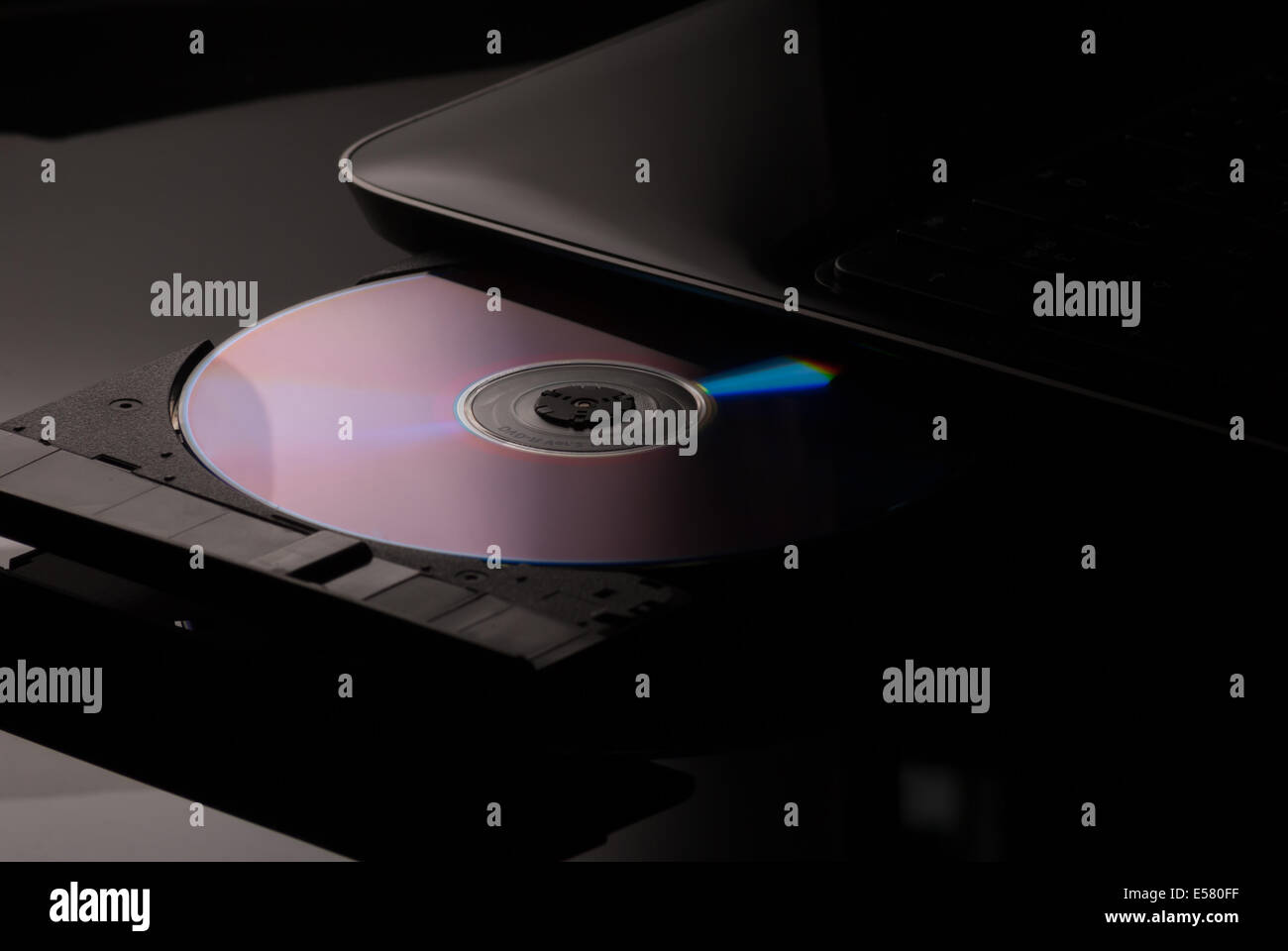 CD-Laufwerk mit auf schwarzem Hintergrund schwarz Stockfoto