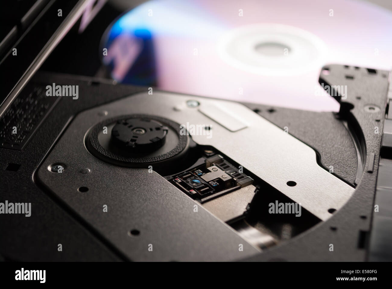 CD-Laufwerk mit auf schwarzem Hintergrund Stockfoto